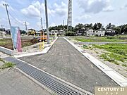 敷地40坪以上のゆとりある全11区画。商業施設が身近に揃い、毎日のお買い物にも便利な住環境。新生活を始める子育てファミリーにもおすすめの立地です。