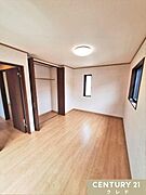 【洋室7.75帖】大容量の収納を配した室内はゆとりの7.75帖。お住まいの中で最も広いお部屋は主寝室として使用可能です。家具を置いても生活動線にゆとりを作り、快適に過ごせます。