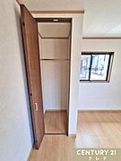 【洋室6帖】全室収納×掃除のしやすいフローリングの造り。シンプルな室内はお好みの家具も合わせやすく、お子様の成長や気分によって好みのレイアウトを楽しめます。