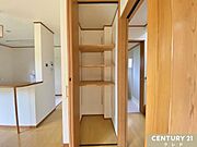 【LDK収納】シンプルながら奥行きのある収納は、来客前にもサッと片付けができます。棚の位置を調整できるため、日用品や掃除機などをしまうこともできます。