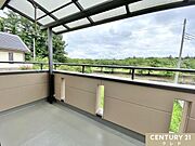 急な雨にも安心のインナーバルコニーを配したお住まい。洗濯はもちろん、ガーデニングやセカンドリビングなど多彩に活用でき、いつもの日常とは違った空間を楽しむこともできます。