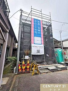 外観：上棟を迎え、住まいの形が少しずつ見えてきました。完成に向けて、これから内外装の工事も着々と進んでいきます。