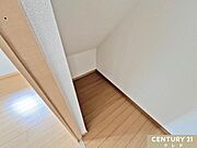 【リビングスルー階段+階段下収納】リビングスルー階段+階段下収納の設計。デッドスペースとなる階段下を収納にすることで空間を有効活用できます。