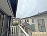 その他：バルコニーからの眺望です。晴れた日には青空が広がり、心地よい風に包まれながら、ゆったりとした時間をお過ごしいただけます。