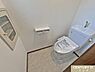 トイレ：毎日肌の触れるトイレも新規交換で新品の物をお使いいただけます。スタイリッシュなデザインと機能性を両立させた温水洗浄便座です。