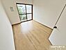 子供部屋：【洋室南側6帖】全室6帖の2階の洋室は子ども部屋も複数確保できます。ご家族が増えたりお子様が成長しても、部屋の役割を入れ替えやすい広さと間取りです。