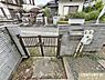 その他：門扉+塀で敷地を囲い防犯対策にも効果的な玄関周り。扉を閉めておけば、庭で遊ぶお子様やペットなどの道路への飛び出し防止にもつながります。