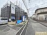 その他：小・中学校や商業施設が徒歩圏内に揃う、子育て世帯にも嬉しい住環境。駐車スペースは2台分を確保し、通勤やお出かけにも便利です。
