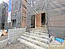 その他：上棟を終え、徐々に住まいの全体像が見えてきました。完成に向けて工事が進行中です。