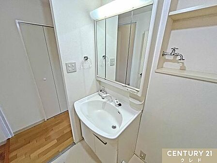 忙しい朝の身支度に便利な三面鏡化粧台。鏡裏や足元の引き出しなど収納スペースが充実しており、小物類もすっきり片付きます。