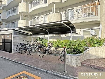 【駐輪場】敷地内には駐輪場を完備(月額200円)通勤・通学などで自転車をお使いのご家族も安心してご利用いただけます。(空き状況は要確認)