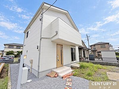外観:南向きで陽当り良好な4LDKの新邸。家族それぞれの居室を確保でき、子育てファミリーにもおすすめです。駐車スペースも確保しています。 外観:南向きで陽当り良好な4LDKの新邸。家族それぞれの居室を確保でき、子育てファミリーにもおすすめです。駐車スペースも確保しています。