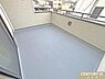 バルコニー：奥行きたっぷりの広々バルコニー。布団や洗濯物も一度に沢山干すことができます。南東向きで日光を取り入れやすく、洗濯物もよく乾きそうです。※残置物をCG加工により除去しています。