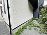 外観：建物外壁と砂利敷きの外周スペース