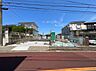 外観：道路沿いから見た建物周辺の様子