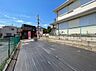 外観：建物脇に設けられた木目調デッキ