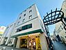 外観：商店街沿いに建つ建物の外観