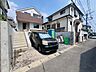 駐車場：住宅の外観と敷地内の駐車スペースが見える風景