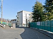 町田市立薬師中学校　距離約470m