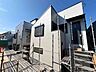 外観：建設中の住宅の外観都市部の住宅密集地に位置