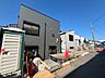 外観：新築中の戸建住宅の外観と周辺道路の様子