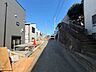 周辺：住宅街の通り沿いの土地造成中の様子です