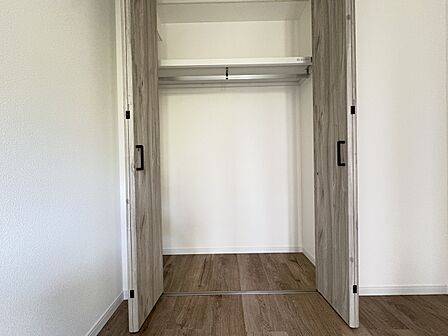 シンプルな造りのクローゼット収納スペース