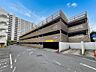 外観：多層構造の立体駐車場がある住宅施設の外観
