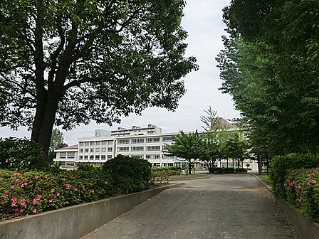 多摩市立永山小学校まで約570m