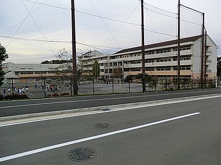 横浜市立十日市場中学校 距離約1300m