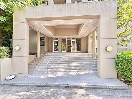 階段付きの建物入口、周囲に緑豊かな環境がある