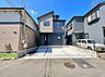 外観：住宅街に建つ戸建て住宅と前面道路