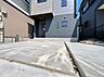 駐車場：住宅前のコンクリート舗装スペース