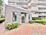 外観：レンガ敷きの歩道と緑がある集合住宅の共用部です
