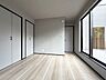 子供部屋：窓のある明るい洋室
