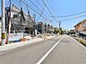 周辺：物件周辺の道路と住宅街の様子