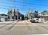 外観：前面道路と周辺住宅を望む物件外観