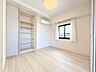 子供部屋：窓と収納のある明るい洋室