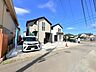 外観：住宅街にある戸建て住宅と前面道路