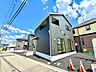 外観：新築の2階建て住宅、閑静な住宅街に位置