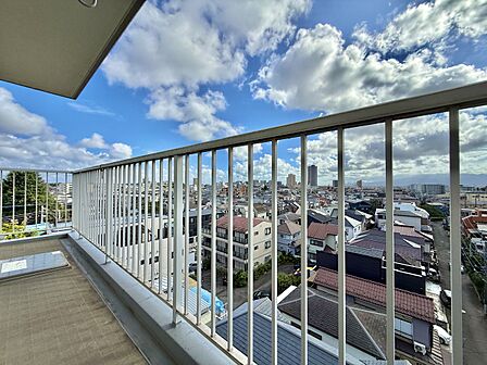 住宅街を見渡せる広めのバルコニーからの眺望です