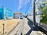 周辺：住宅街の静かな通りに面した更地の物件です