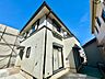 外観：白壁と木調の外観が特徴的な2階建て住宅