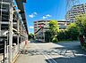 周辺：住宅街の道路と緑が見える周辺環境の様子