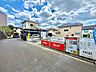 駐車場：住宅街にある敷地入り口の駐車スペースと周辺環境