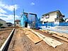 外観：建築中の住宅と前面道路の様子