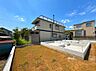 外観：戸建て住宅の外観と庭の様子