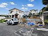 外観：駐車スペース付きの住宅外観と周辺の住宅環境