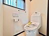 トイレ：窓付きで換気しやすいシンプルなトイレ空間です