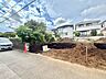 周辺：住宅街にある造成済みの更地と周辺の建物